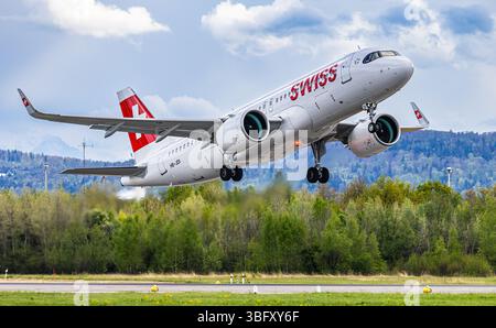 Zurigo, Svizzera, 21 aprile 2025: Un Airbus A320-271N (Airbus A320neo) di Swiss International Airlines decolla dalla pista di Zurigo Airpor Foto Stock