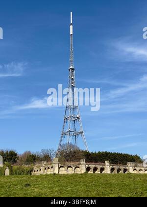 LONDRA, INGHILTERRA - 19 MARZO 2025: Il trasmettitore Crystal Palace contro un cielo azzurro nel sud di Londra. Foto Stock