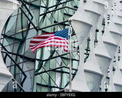 LONDRA, INGHILTERRA – 23 MARZO 2025: L'ambasciata degli Stati Uniti a Londra mostra una facciata architettonica moderna con la bandiera americana che sventola in modo prominente all'esterno. Foto Stock