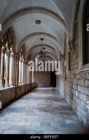Foto di un corridoio austero nel monastero francescano. A Dubrovnik, Croazia Foto Stock