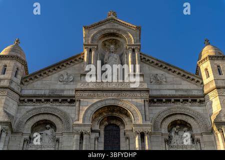 La maggior parte dei turisti a Parigi visita Montmartre e la bellissima Basilica del Sacro Corano. Questa chiesa cattolica è dedicata al Sacro cuore di Gesù. Foto Stock