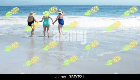 Immagine della caduta di ananas su un gruppo di donne caucasiche sulla spiaggia Foto Stock