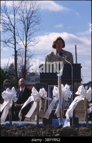 Questa foto cattura la cerimonia di inaugurazione della nuova Hilltop Library, situata al 511 di South Hague Avenue, tenutasi il 22 marzo 1995. Tra i principali soggetti illustrati figurano Susan Norris Studebaker, direttore della biblioteca; Larry Black, direttore della biblioteca; Terry L. Casey, Consiglio di amministrazione della biblioteca; Rubye Kyles, vicedirettore della biblioteca; Dewey R. Stokes, presidente dei commissari della contea di Franklin; Henry Taylor, responsabile della biblioteca di Hilltop; Charlotte P. Kessler, presidente del Consiglio di amministrazione della biblioteca; e diversi scout. Foto Stock