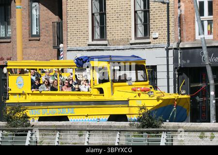 Dublino, Irlanda - 06 maggio 2025 - i turisti godono di un tour in barca Viking Splash lungo le Quays of the River Liffey nel centro di Dublino in un pomeriggio di sole nella capitale irlandese Foto Stock