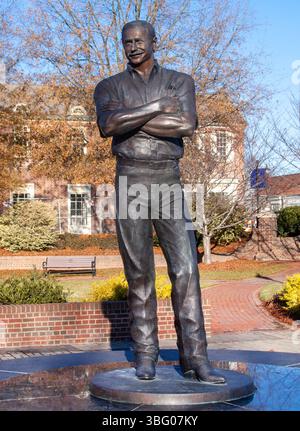 Statua del pilota di auto da corsa Ralph Dale Earnhardt. Nacque il 29 aprile 1951 nel sobborgo di Kannapolis, Carolina del Nord Foto Stock