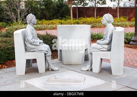 Rosa Parks di mezza eta' e anziana si fronteggiano ad Atlanta, Geaorgia Foto Stock