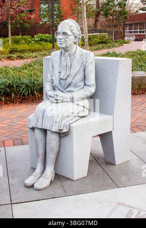Rosa Parks di mezza eta' e anziana si fronteggiano ad Atlanta, Geaorgia Foto Stock