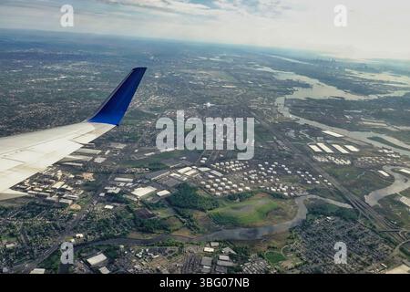 Infineon Oil Refinery, Linden, Linden, NJ 07036, Stati Uniti visto da aerei intercontinentali in decollo da Newark Liberty International Foto Stock