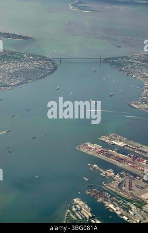 Vista aerea del porto delle navi da crociera Cape Liberty e del Verrazzano Narrows Bridge sull'ingresso di New York e del fiume Hudson, Newark, New Jersey, Foto Stock