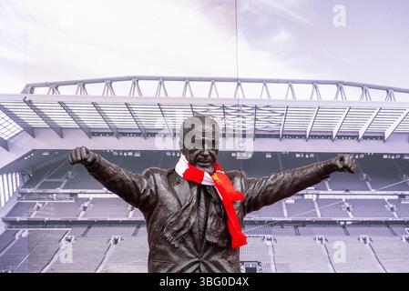 Statua di Bill Shankly ad Anfield, stadio di calcio del Liverpool Football Club, Liverpool, Regno Unito. Direttore onorario 1959-1974. Con la sciarpa Foto Stock