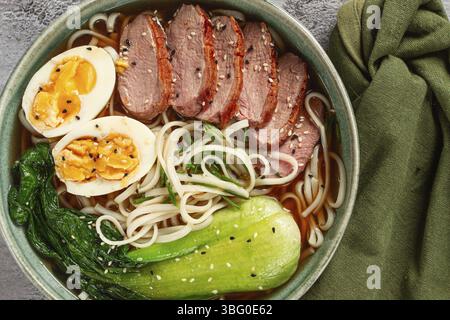 Zuppa di ramen con anatra e spaghetti, con uova e bok choy, fatta in casa, non c'è gente Foto Stock