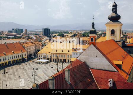 Piata Mare Large Square dalla Torre del Consiglio di Sibiu, Romania, Europa Foto Stock