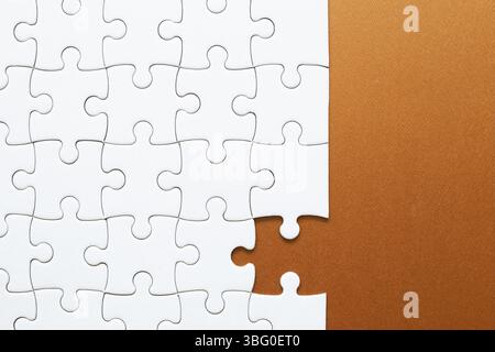 Set di pezzi di puzzle bianchi e ultimo pezzo Foto Stock