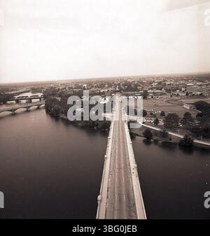 Questa fotografia aerea del 1984 cattura la vista a sud e a ovest del fiume Scioto, visto dal Main Street Bridge di Columbus, Ohio. Foto Stock