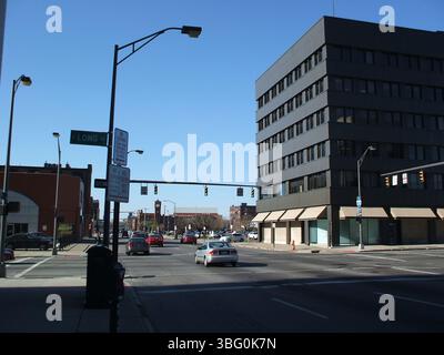 Il 20 aprile 2007, le fotografie di North Fourth Street a Columbus, Ohio, catturano le vedute che guardano a nord da Long Street e a sud da Elm Street. La Central Ohio area Agency on Aging (COAAA) si trova al 174 E. Long St., e il Columbus Athenaeum è visibile al 32 N. 4th St. Foto Stock