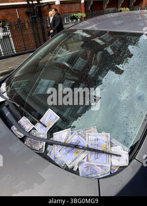 Diversi biglietti per il parcheggio su un parabrezza parcheggiato vicino a Baker Street, Marylebone London W1H 1RP UK Foto Stock