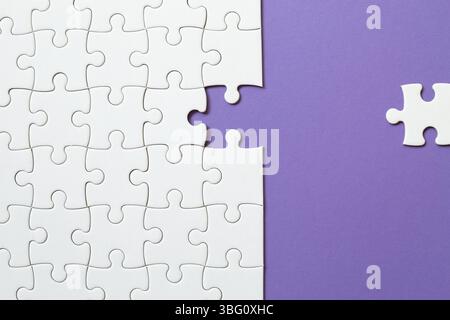Set di pezzi di puzzle bianchi e ultimo pezzo Foto Stock