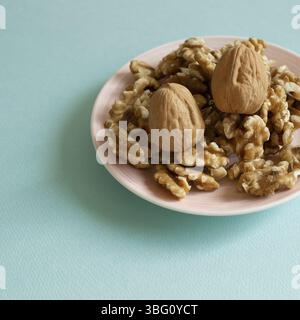 Noci su piatto con fondo verde menta Foto Stock
