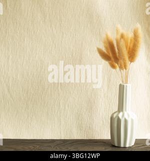 Vaso di fiori secchi di lepri rosa (Lagurus ovatus) su tavola di legno. Fondo in tessuto beige Foto Stock
