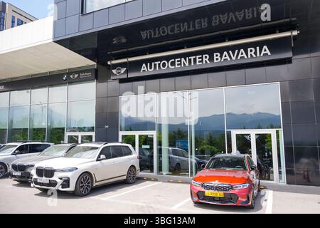 Almaty, Kazakistan - 29 maggio 2025: Ingresso all'Autocenter Bavaria. Casa automobilistica BMW Foto Stock