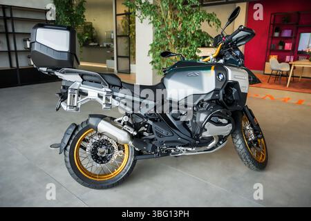 Almaty, Kazakistan - 29 maggio 2025: Nuova moto BMW R 1300 GS Adventure è in showroom. Produttore tedesco. Vendita di motociclette Foto Stock