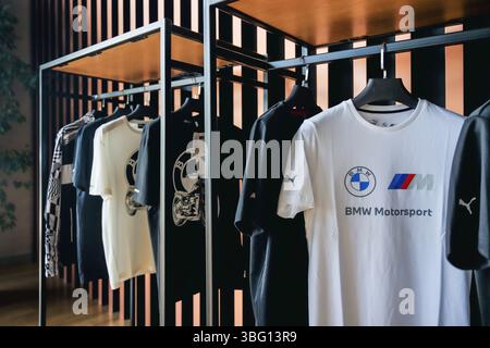 Almaty, Kazakistan - 29 maggio 2025: Reparto di abbigliamento BMW per gli sport motoristici. Produttore automobilistico tedesco Foto Stock
