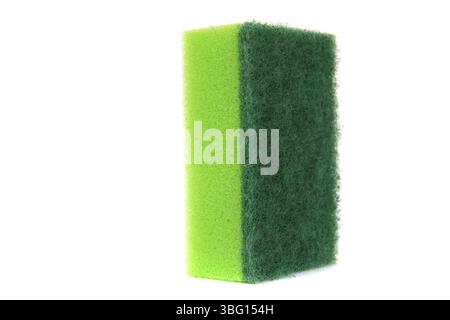 La spugna verde per lavastoviglie si posiziona in verticale su uno sfondo bianco isolato, primo piano Foto Stock