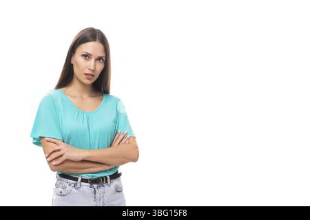 Giovane donna bruna caucasica ben curata con capelli lunghi in una t-shirt blu isolata su sfondo bianco con spazio copia Foto Stock