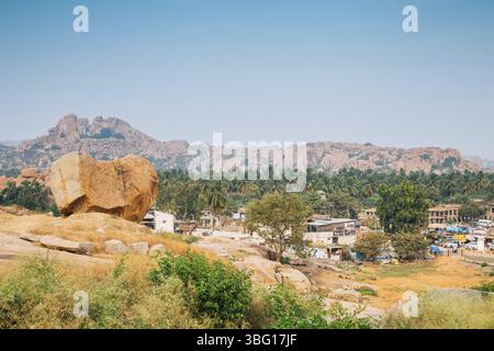 Montagne di pietra e palme, il paesaggio della città vecchia di Hampi, India, Asia Foto Stock