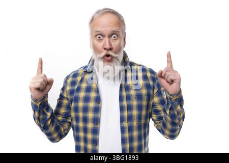 Positivo energico anziano, dai capelli grigi, pensionato con baffi e barba Foto Stock