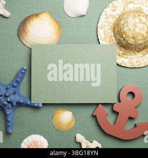 Tastiera vuota e seashell, cappello di paglia, ancora, stella marina su sfondo verde. Decorazione marina estiva. Posa piatta, vista dall'alto, spazio per la copia Foto Stock