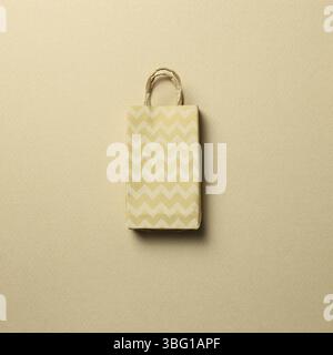 Carta shopping bag su sfondo marrone Foto Stock
