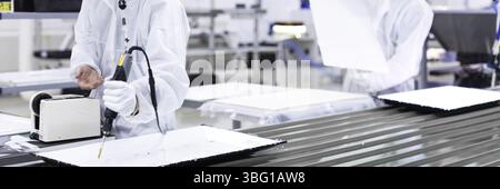 Officina sull'assemblaggio della telefisica. Test dei TV in officina. Linea di assemblaggio dei componenti elettronici Foto Stock