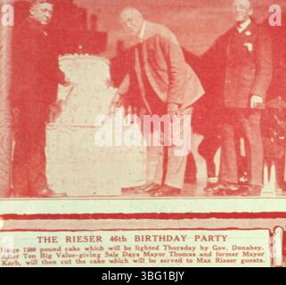 Questa fotografia del 1926 mostra una cerimonia di taglio delle torte che celebra il 46° anniversario della Max H. Rieser Company, con il sindaco James Thomas e l'ex sindaco George Karb. Foto Stock