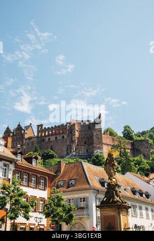 Centro storico di Kornmarkt e castello di Heidelberg a Heidelberg, Germania, Europa Foto Stock