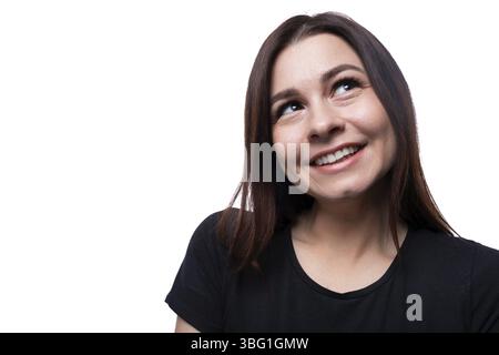 Giovane bella donna con gli occhi marroni che indossa una maglietta nera Foto Stock