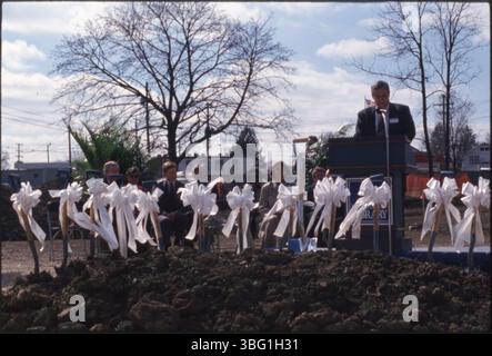 Questa fotografia cattura la cerimonia di inaugurazione della nuova Hilltop Library, che segna l'inizio della costruzione della nuova struttura regionale su South Hague Avenue nel marzo 1995. Foto Stock