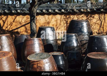 Jangdokdae, giare tradizionali coreani. Piattaforma per croccate di salse e condimenti Foto Stock