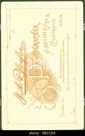 Questa fotografia mostra un giovane non identificato con un vestito. Scattata da George C. Urlin & Pfeifer, l'immagine riflette l'eredità dello studio a Columbus, Ohio. George C. Urlin, un famoso fotografo, fu attivo dalla fine degli anni '1800 all'inizio del XX secolo. Foto Stock