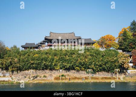 Yeongnamnu tradizionale padiglione coreano e fiume Miryang in autunno a Miryang, Corea Foto Stock