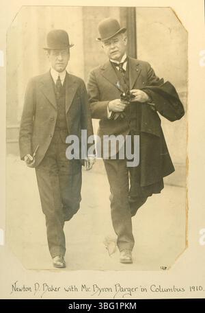 Nel 1910, Newton D. Baker, poi Segretario alla Guerra degli Stati Uniti (1916-1921), e Byron Lakin Bargar, futuro Direttore della sicurezza di Columbus, furono fotografati a Columbus. Foto Stock