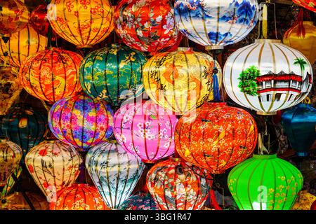 Le colorate Lanterne di seta vietnamite esposte in una banchina del mercato, simboleggiano la tradizione festiva Foto Stock