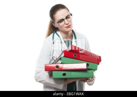 Attraente caucasian brunette triste medico donna in piedi in ufficio con leganti nelle sue mani su sfondo bianco Foto Stock