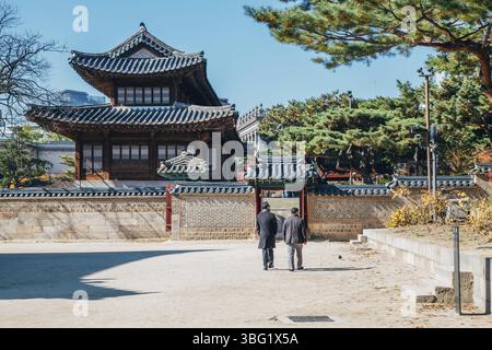 Acero di autunno e Coreano Tradizionale architettura al Palazzo Deoksugung a Seul, Corea Foto Stock
