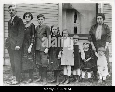 Questa fotografia mostra Scott Wehe, un macchinista, sua moglie Sylvia (Leach) Wehe, e i loro figli. Scott Wehe prestò servizio nel Consiglio comunale di Columbus dal 1922-1928 e come vice Marshall per la Corte Suprema dell'Ohio. La famiglia si trasferì a Columbus intorno al 1888. Scott e Sylvia si sposarono nel 1902 ed ebbero sette figli. È morto nel 1965. Foto Stock