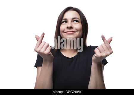 Felice giovane bruna innamorata che indossa una maglietta nera Foto Stock
