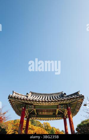 Padiglione Yeongnamnu architettura tradizionale coreana in autunno a Miryang, Corea Foto Stock