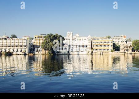 Lago Pichola e vecchi edifici a Udaipur, India, Asia Foto Stock