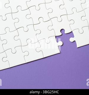 Set di pezzi di puzzle bianchi e ultimo pezzo Foto Stock