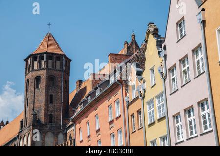 Chiesa cattolica romana di San Nicola e edifici della città vecchia a Danzica, Polonia, Europa Foto Stock